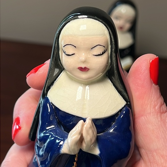 Vintage Handpainted Kitsch Ceramic Singing and Praying Nun Figurines - Picture 9 of 14
